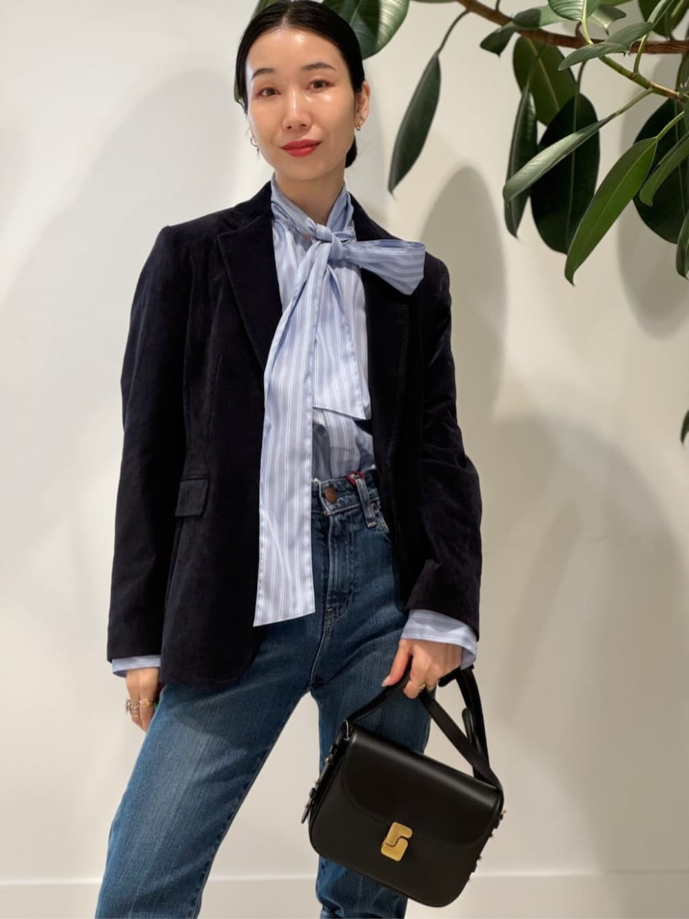 「TOMORROWLAND、トゥモローランド、TOMORROWLAND collection、ballsey、RED CARD、soeur、NEBULONIE、別珍、ベッチン、テーラードジャケット、ボウタイブラウス、デニム」｜「TOMORROWLAND の【一部別注】NEBULONI E.×TOMORROWLAND ロングブーツ（ブーツ、ブラック系）」を使った、Nito_TOMORROWLANDさん（レディース・158cm）の秋コーディネートの2枚目の写真