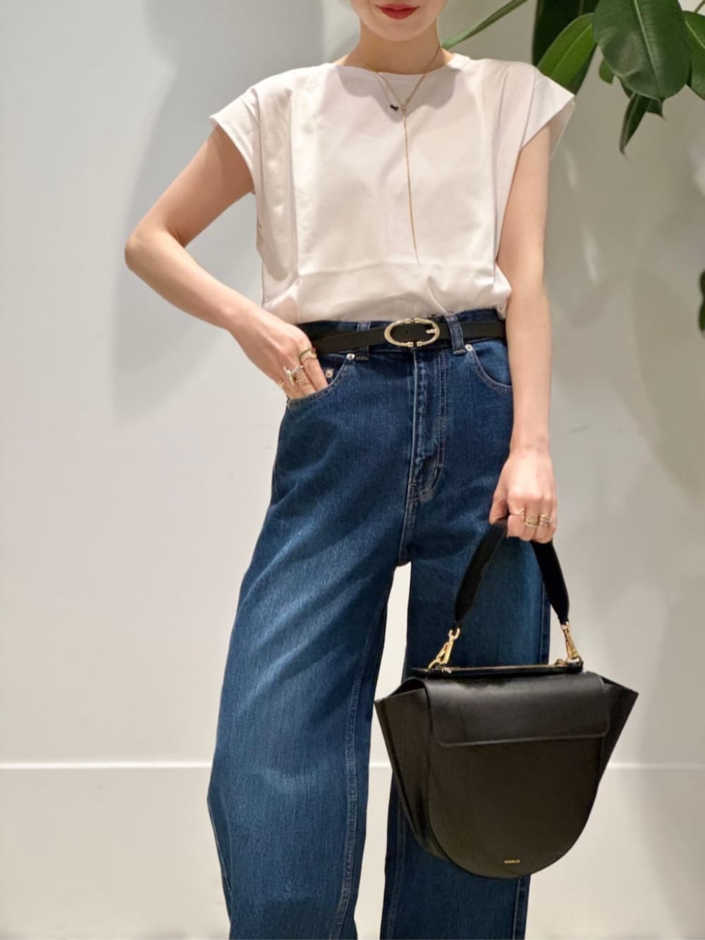 「TOMORROWLAND、TOMORROWLAND collection、トゥモローランド、ATELIER AMBOISE、WANDLER、ノーカラージャケット、デニム、NEOUS、大人カジュアル」｜「TOMORROWLAND のコットンジャージー キャミソール（キャミソール、ホワイト系）」を使った、Nito_TOMORROWLANDさん（レディース・158cm）の夏コーディネートの3枚目の写真
