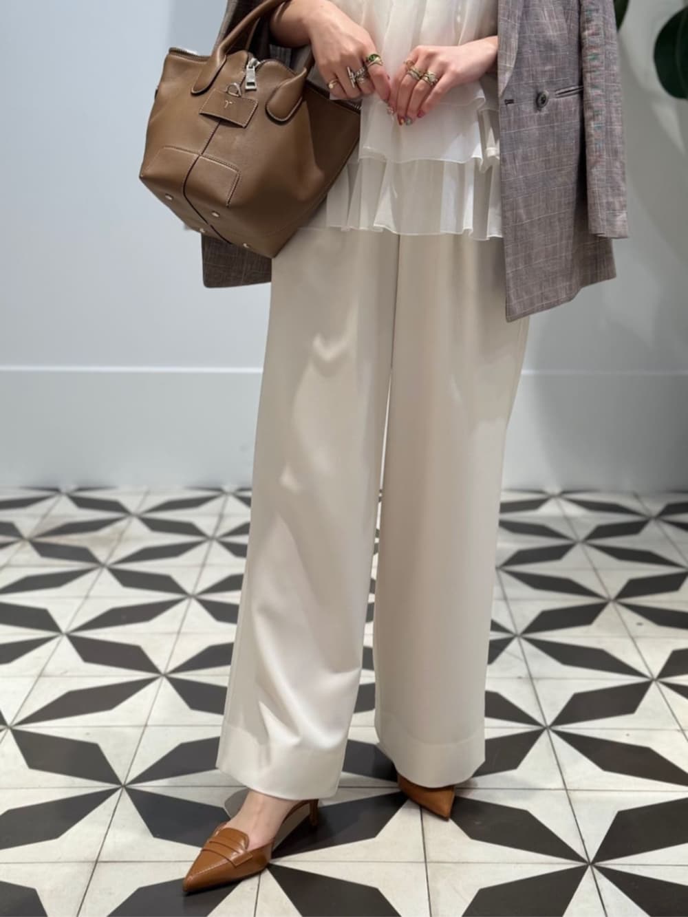 「TOMORROWLAND、TOMORROWLAND collection、トゥモローランド、ballsey、TOD'S、FRANCESCO RUSSO、ダブルジャケット、ティアードブラウス、イージーパンツ、ワイドパンツ、ワントーンコーデ、大人カジュアル」｜「TOMORROWLAND のコットンジャージー キャミソール（キャミソール、ホワイト系）」を使った、Nito_TOMORROWLANDさん（レディース・158cm）の春コーディネートの5枚目の写真
