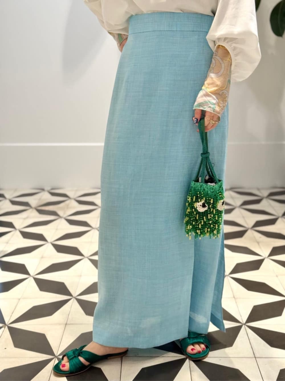 「TOMORROWLAND、トゥモローランド、BACCA、ballsey、MACPHEE、Anya Hindmarch、ブラウス、ラミースカート、ライトブルー、マキシスカート」｜「BACCAのテンセルシルク ハンドプリントカットソー（Tシャツ/カットソー、グリーン系）」を使った、Nito_TOMORROWLANDさん（レディース・158cm）の夏コーディネートの4枚目の写真