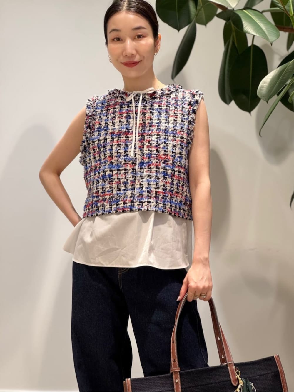 「TOMORROWLAND、TOMORROWLAND collection、トゥモローランド、MACPHEE、ballsey、Anya Hindmarch、ファンシーツイード、ツイードジレ、フロンタブル、2WAY、デニム、ノースリーブブラウス」|「TOMORROWLAND のデニム ワイドストレートパンツ(デニムパンツ、ブルー系)」を使った、Nito_TOMORROWLANDさん(レディース・158cm)の夏コーディネートの4枚目の写真