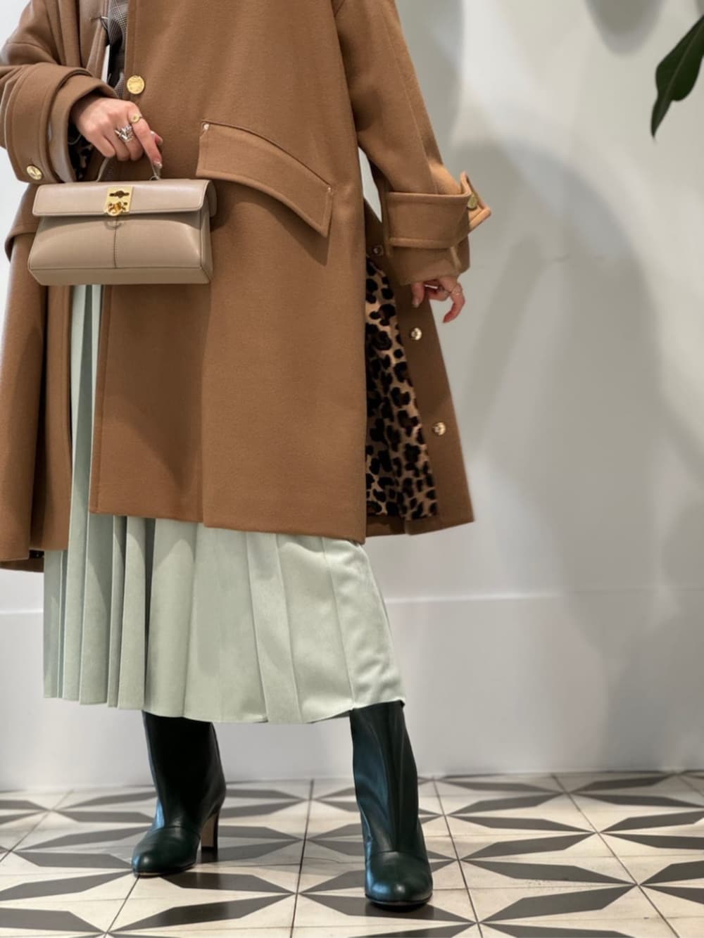 「TOMORROWLAND、トゥモローランド、MACKINTOSH、ballsey、cafune、NEBULONIE、別注、HUMBIE、エコスエード、ライトグリーン、プリーツスカート、大人カジュアル」|「TOMORROWLAND のコットンシルクリブ タートルネックプルオーバー(Tシャツ/カットソー、グリーン系)」を使った、Nito_TOMORROWLANDさん(レディース・158cm)の秋コーディネートの5枚目の写真