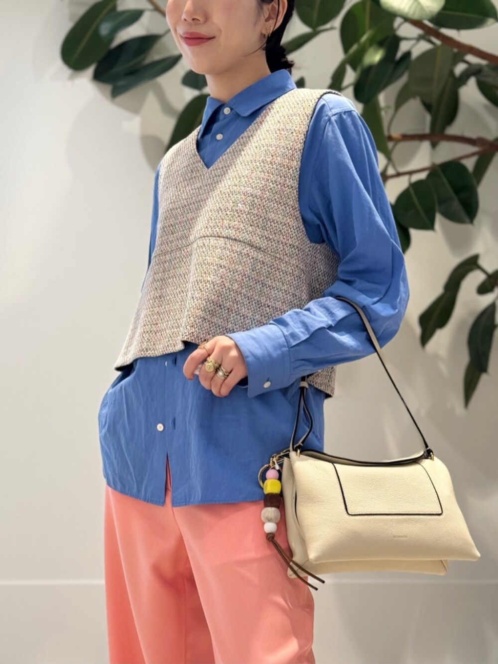 「TOMORROWLAND、トゥモローランド、TOMORROWLAND collection、ballsey、MACPHEE、WANDLER、ツイードベスト、ブルーシャツ、カラーコーデ、カラーパンツ、ピンク、レイヤードスタイル、大人カジュアル」｜「MACPHEEのファインブロード レギュラーカラーシャツ（シャツ/ブラウス、ブルー系）」を使った、Nito_TOMORROWLANDさん（レディース・158cm）の冬コーディネートの2枚目の写真