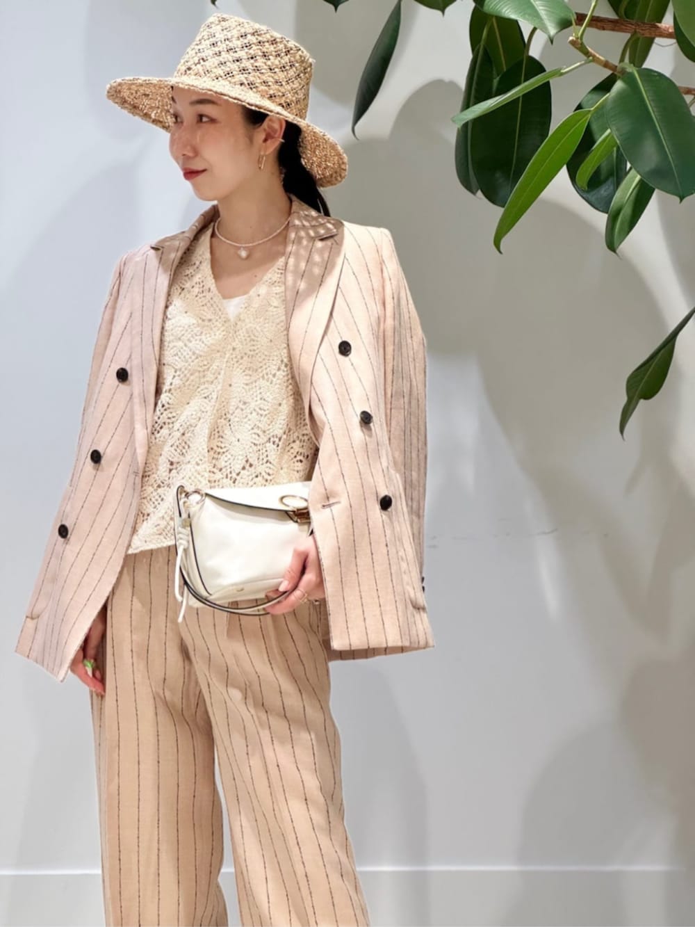 「TOMORROWLAND、トゥモローランド、MACPHEE、ballsey、La Maison de lyllis、r.alagan、Charlotte Chesnais、Atelier TOMORROWLAND、FRANCESCO RUSSO、ストライプジャケット、セットアップ、ワントーンコーデ、大人カジュアル」|「TOMORROWLAND のコットンジャージー キャミソール(キャミソール、ホワイト系)」を使った、Nito_TOMORROWLANDさん(レディース・158cm)の春コーディネートの2枚目の写真
