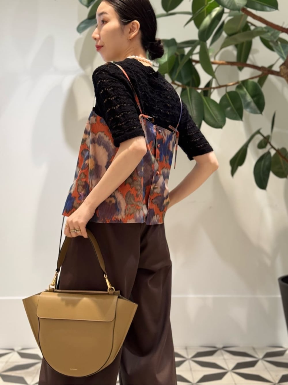 ホワイト系のキャミソール、レッド系のパンプス、オレンジ系のその他トップスを着用したレディースの夏コーディネートの2枚目の写真