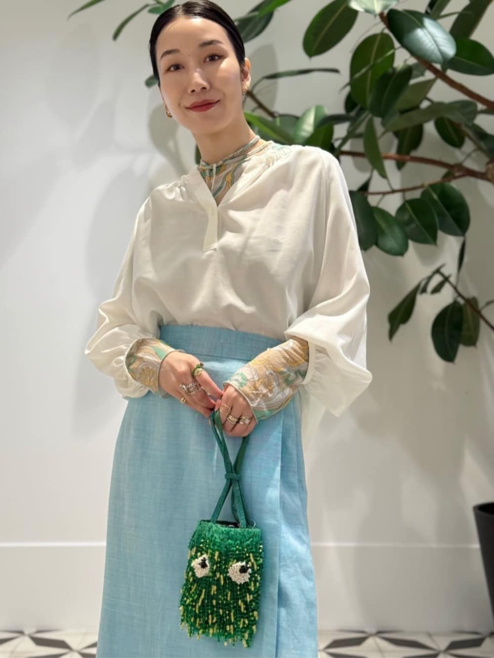 「TOMORROWLAND、トゥモローランド、BACCA、ballsey、MACPHEE、Anya Hindmarch、ブラウス、ラミースカート、ライトブルー、マキシスカート」｜「BACCAのテンセルシルク ハンドプリントカットソー（Tシャツ/カットソー、グリーン系）」を使った、Nito_TOMORROWLANDさん（レディース・158cm）の夏コーディネートの2枚目の写真