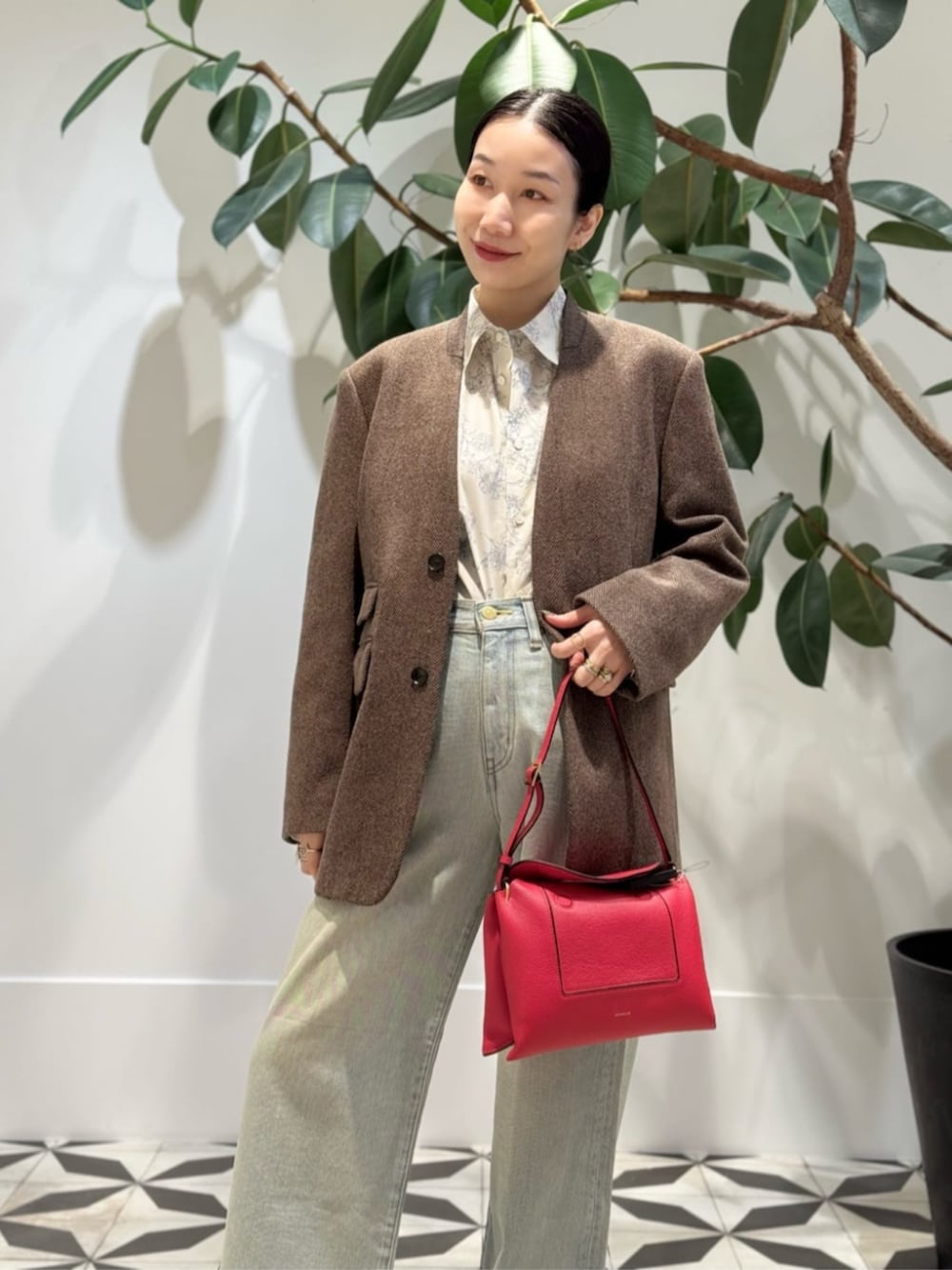 ホワイト系のシャツ/ブラウス、ホワイト系のキャミソール、ブラウン系のノーカラージャケットを着用したレディースの冬コーディネートの2枚目の写真