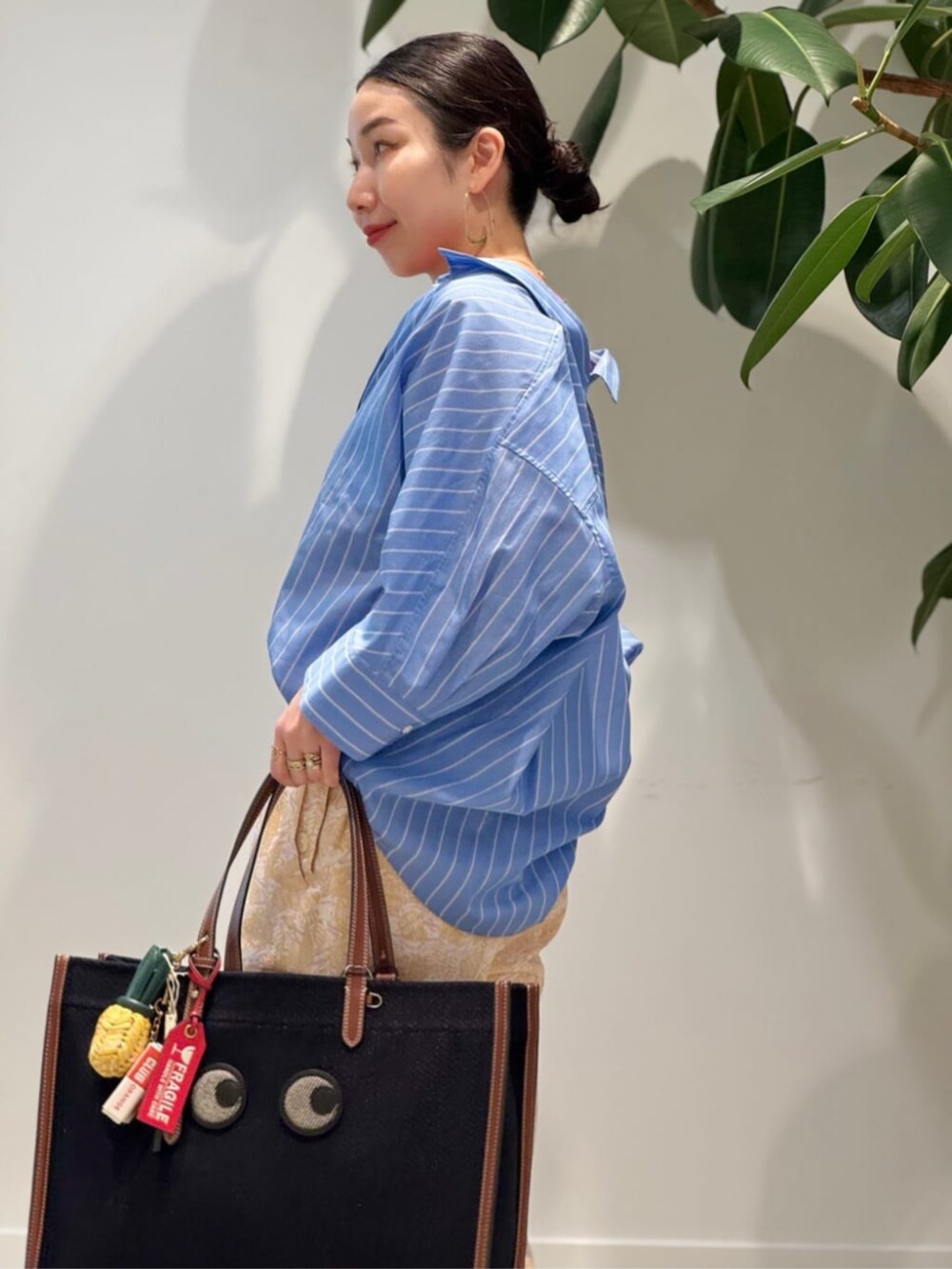 「TOMORROWLAND、トゥモローランド、BACCA、MACPHEE、Anya Hindmarch、Gianvito Rossi、レッド、シアートップス、ドルマンシャツ、ジャカードパンツ、大人カジュアル」｜「BACCAのテンセルシルク ベーシックTシャツ（Tシャツ/カットソー、レッド系）」を使った、Nito_TOMORROWLANDさん（レディース・158cm）の春コーディネートの3枚目の写真