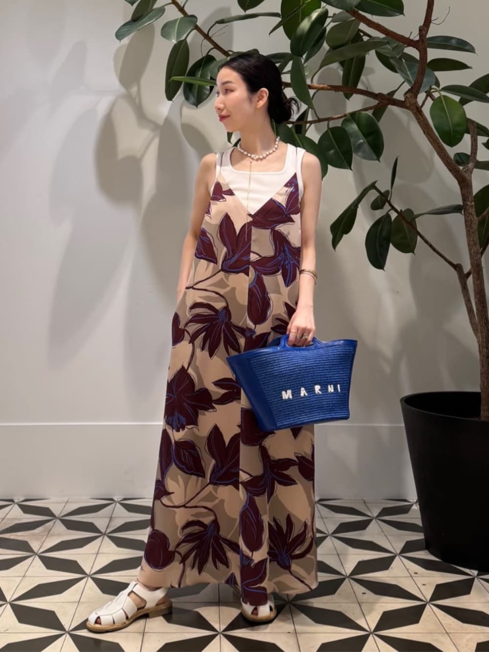 ホワイト系のタンクトップ、ホワイト系のシャツ/ブラウス、ベージュ系のワンピースを着用したレディースの夏コーディネートの2枚目の写真