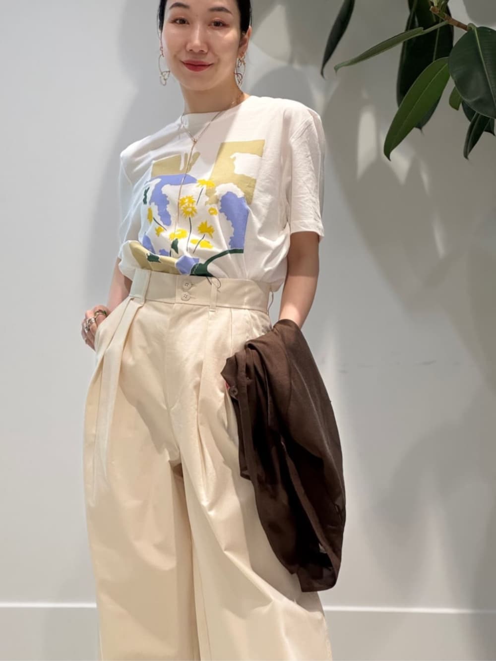 「TOMORROWLAND、TOMORROWLAND collection、トゥモローランド、LISA KING、MACPHEE、ballsey、BAR JEWELLERY、LE NINE、オーガンジー、オーガンジージャケット、シアージャケット、ブラウン、プリントT、タックパンツ、大人カジュアル」｜「TOMORROWLAND のコットンジャージー キャミソール（キャミソール、ホワイト系）」を使った、Nito_TOMORROWLANDさん（レディース・158cm）の春コーディネートの2枚目の写真