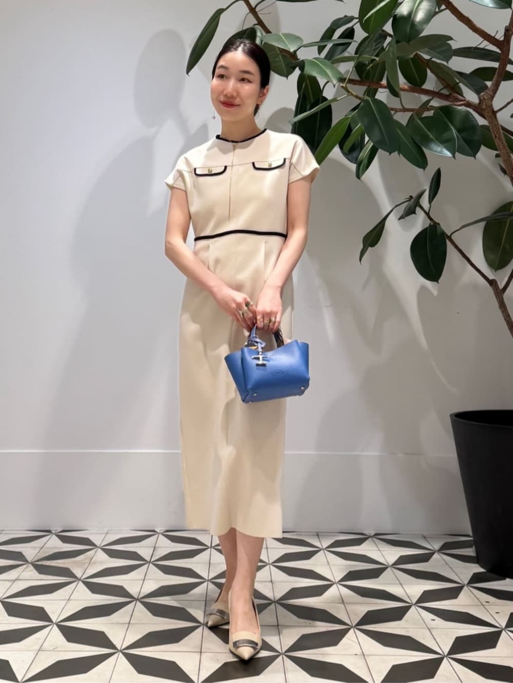 「TOMORROWLAND、トゥモローランド、ballsey、sergio rossi、TOD'S、カーディガン、ワンピース、ミラノリブ、モノトーン、大人カジュアル」｜「BALLSEYのミラノリブ ポケットワンピース（ワンピース、ホワイト系）」を使った、Nito_TOMORROWLANDさん（レディース・158cm）の春コーディネートの2枚目の写真
