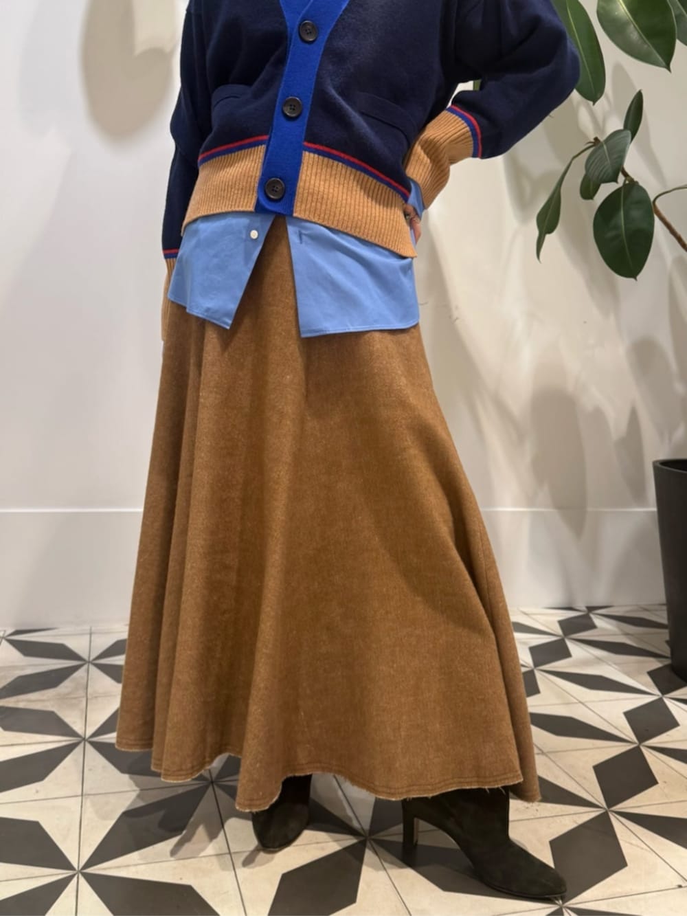 ホワイト系のキャミソール、ブルー系のシャツ/ブラウス、ブルー系のカーディガン/ボレロを着用したレディースの秋コーディネートの3枚目の写真