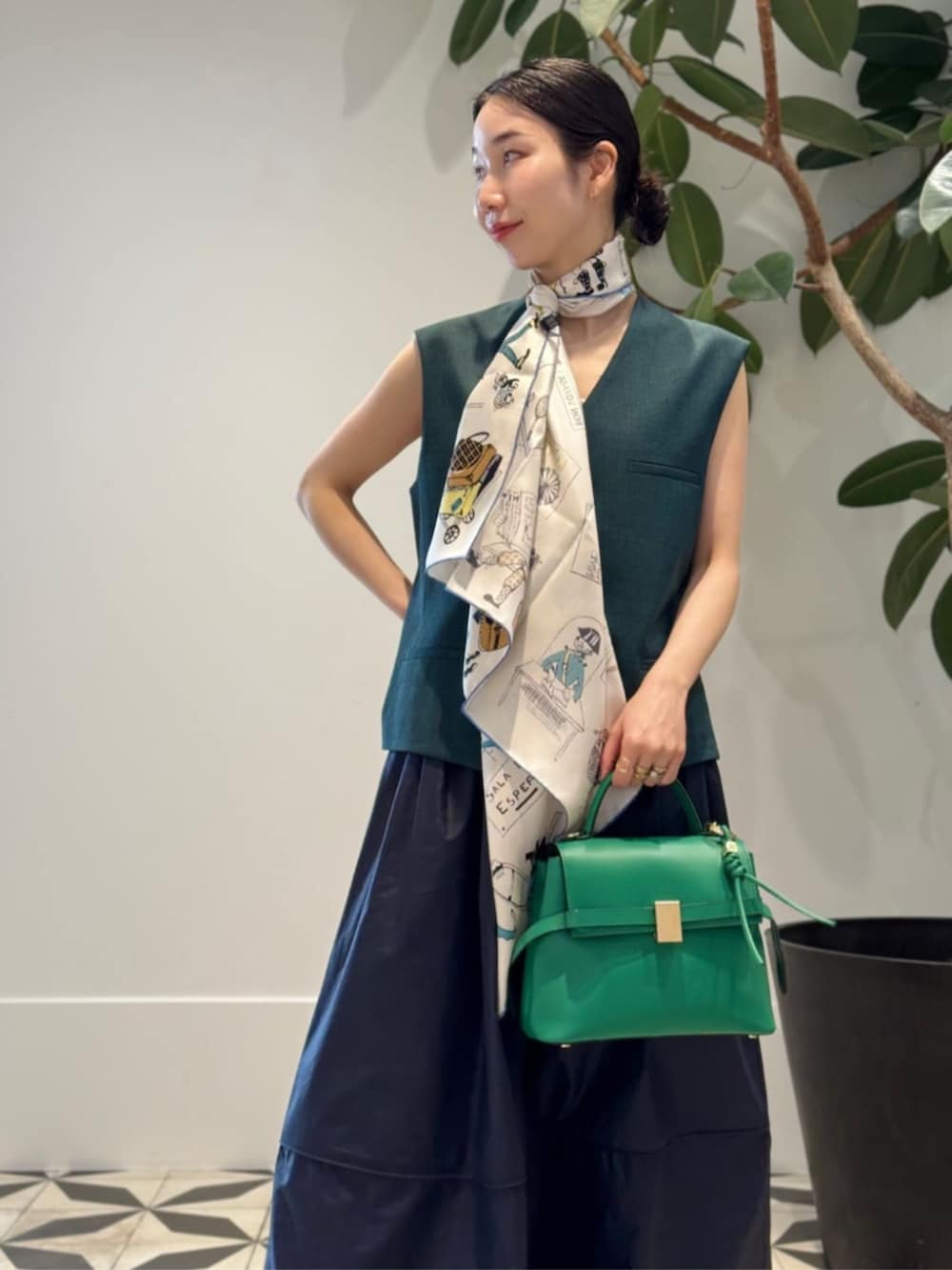 「TOMORROWLAND、トゥモローランド、TOMORROWLAND .B、MACPHEE、ballsey、Atelier TOMORROWLAND、gianvitorossi、マキシスカート、ギャザースカート、タフタスカート、ジレ、スカーフアレンジ、大人カジュアル」|「TOMORROWLAND のコットンジャージー キャミソール(キャミソール、ホワイト系)」を使った、Nito_TOMORROWLANDさん(レディース・158cm)の春コーディネートの4枚目の写真