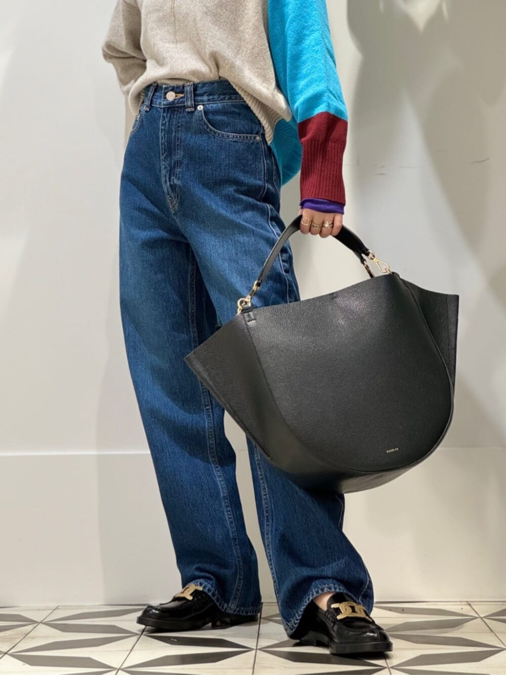 「TOMORROWLAND、トゥモローランド、MACKINTOSH、MACPHEE、ballsey、manipuri、WANDLER、TOD'S、別注、キルティングコート、デニム、ニット」｜「TOMORROWLAND のデニム ワイドストレートパンツ（デニムパンツ、ブルー系）」を使った、Nito_TOMORROWLANDさん（レディース・158cm）の秋コーディネートの7枚目の写真