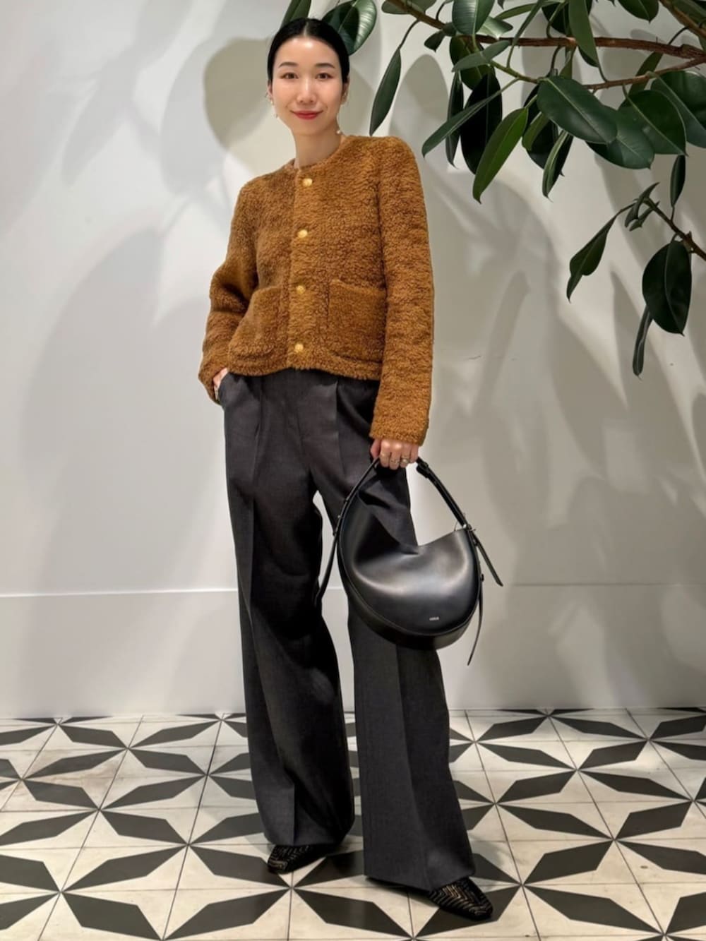 「TOMORROWLAND、トゥモローランド、MACKINTOSH、HUMBIE、別注、MACPHEE、NEBULONIE、soeur、ステンカラーコート、ムートンニット、金ボタン、タックパンツ」｜「soeurのSoeur WINO ショルダーバッグ（ショルダーバッグ、ブラック系）」を使った、Nito_TOMORROWLANDさん（レディース・158cm）の秋コーディネートの2枚目の写真