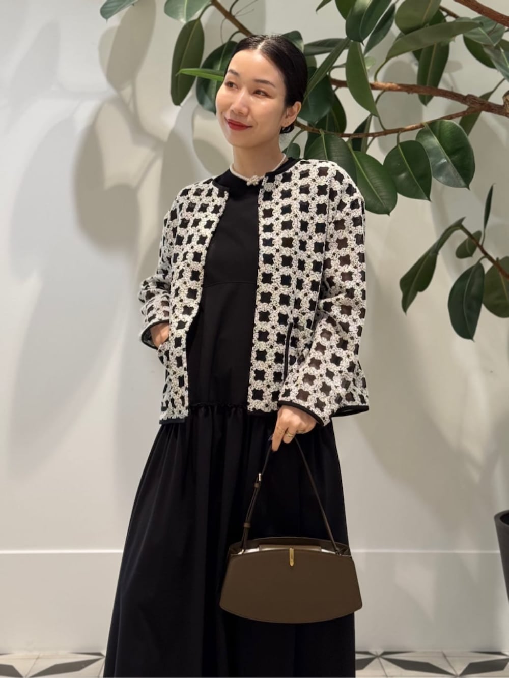 ブラック系のキャミソール、ブラック系のノーカラージャケット、ブラック系のワンピースを着用したレディースの夏コーディネートの3枚目の写真