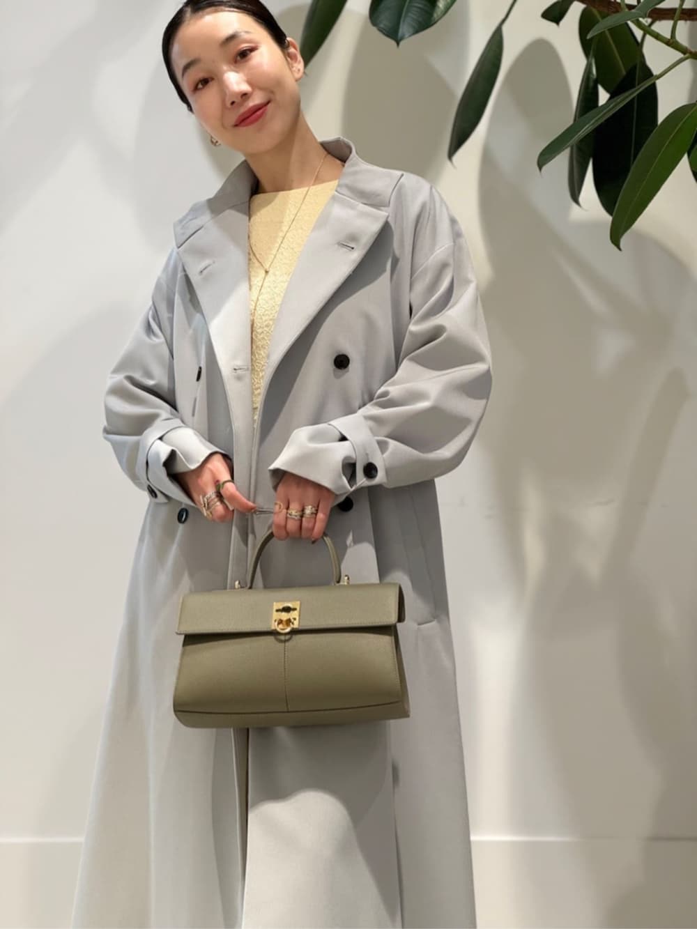 「TOMORROWLAND、トゥモローランド、ballsey、TOMORROWLAND collection、sergio rossi、スタンドカラーコート、パフスリーブワンピース、ワンピース、イエロー、ライトブルー、オケージョン、セレモニー」｜「TOMORROWLAND のコットンジャージー キャミソール（キャミソール、ホワイト系）」を使った、Nito_TOMORROWLANDさん（レディース・158cm）の冬コーディネートの4枚目の写真