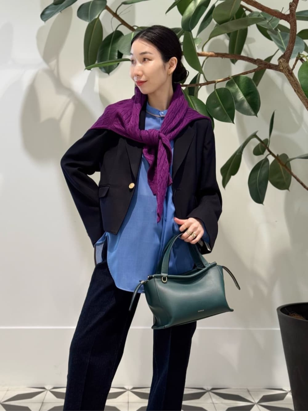 ブルー系のデニムパンツ、ホワイト系のキャミソール、ブルー系のテーラードジャケットを着用したレディースの夏コーディネートの5枚目の写真