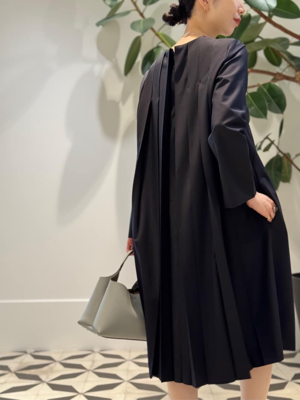 「TOMORROWLAND、トゥモローランド、ballsey、TOD'S、ワンピース、大人カジュアル、セレモニー、オケージョン」｜「TOMORROWLAND のコットンジャージー キャミソール（キャミソール、ブラック系）」を使った、Nito_TOMORROWLANDさん（レディース・158cm）の夏コーディネートの2枚目の写真