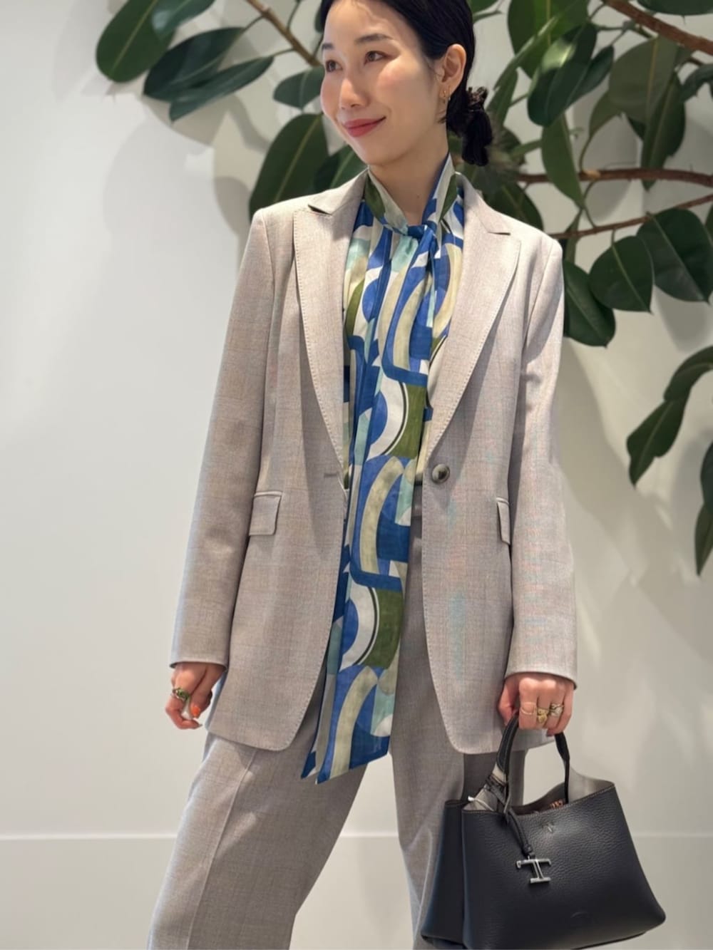 「TOMORROWLAND、トゥモローランド、TOMORROWLAND collection、ballsey、グレンチェック、セットアップ、ボウタイブラウス、柄ブラウス、オフィススタイル、セレモニー、オケージョン」｜「TOMORROWLAND collectionのメランジグレンチェック 1Bテーラードジャケット（テーラードジャケット、グレー系）」を使った、Nito_TOMORROWLANDさん（レディース・158cm）の冬コーディネートの2枚目の写真