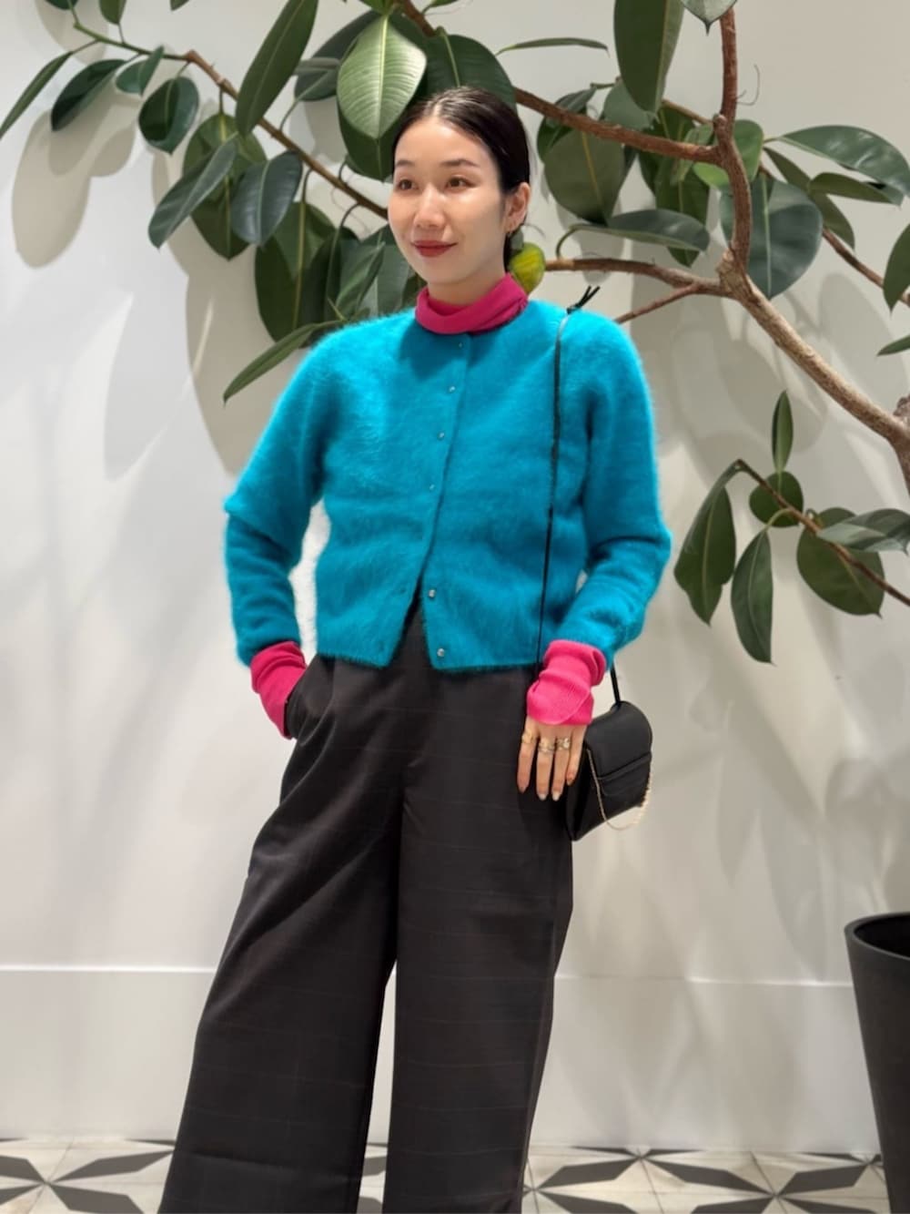 ホワイト系のキャミソール、ブルー系のポンチョ、ブルー系のカーディガン/ボレロを着用したレディースの冬コーディネートの6枚目の写真