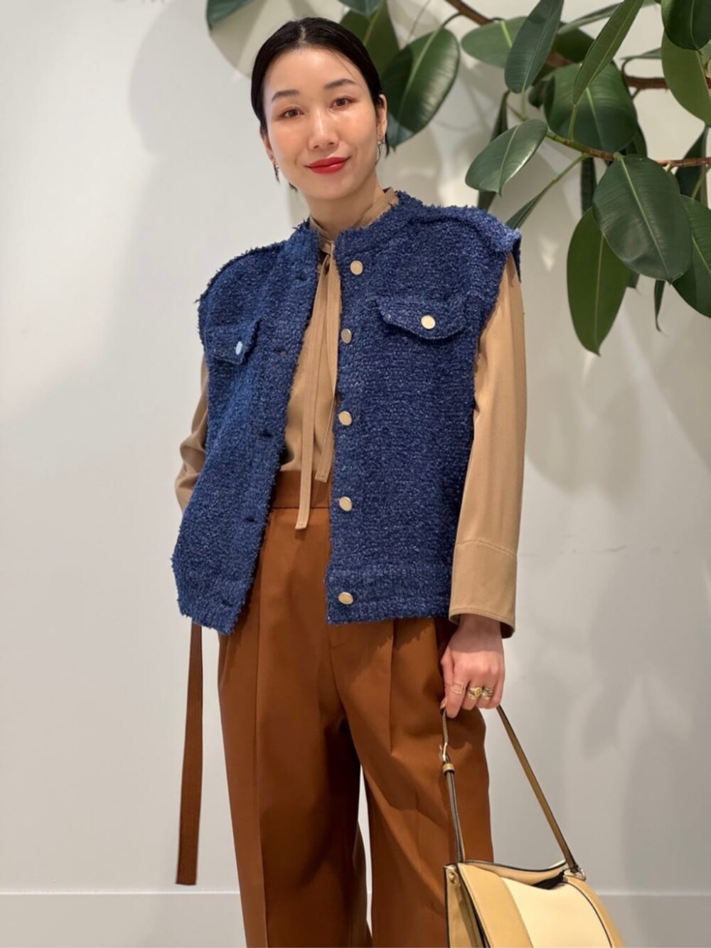 「TOMORROWLAND、トゥモローランド、ballsey、TOMORROWLAND .B、ニットベスト、ツイードベスト、タックパンツ、ワイドパンツ、ボウタイブラウス、ブラウス、大人カジュアル」｜「TOMORROWLAND .BのTOMORROWLAND .B CANONICOウール 2タックワイドパンツ（その他パンツ、ブラウン系）」を使った、Nito_TOMORROWLANDさん（レディース・158cm）の冬コーディネートの3枚目の写真