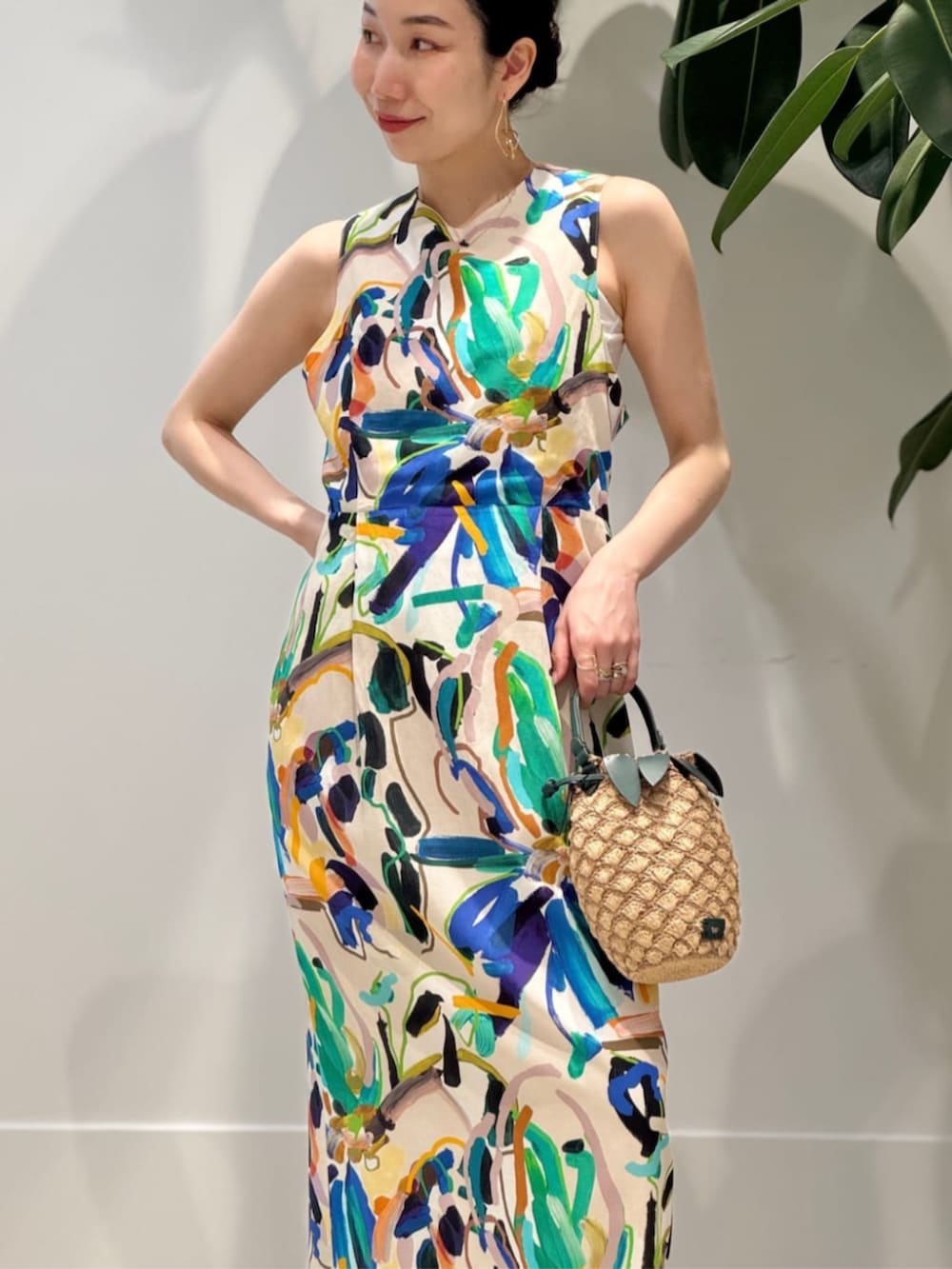 「TOMORROWLAND、トゥモローランド、TOMORROWLAND collection、ballsey、BAR JEWELLERY、Anya Hindmarch、Gianvito Rossi、柄ワンピース、ジレ、レイヤードスタイル、大人カジュアル」|「TOMORROWLAND のセルロースジャージー キャミソール(キャミソール、ホワイト系)」を使った、Nito_TOMORROWLANDさん(レディース・158cm)の春コーディネートの2枚目の写真
