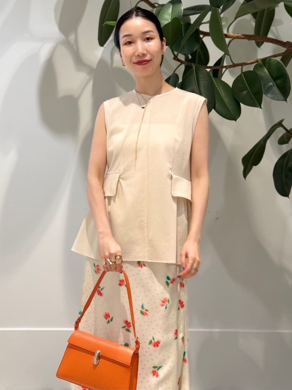 「TOMORROWLAND、トゥモローランド、BACCA、ballsey、Rosie Assoulin、savette、フレアブラウス、柄スカート、ワントーンコーデ、大人カジュアル」｜「BACCAのinner piece ベロアジャージー カップインキャミソール（キャミソール、ホワイト系）」を使った、Nito_TOMORROWLANDさん（レディース・158cm）の夏コーディネートの2枚目の写真
