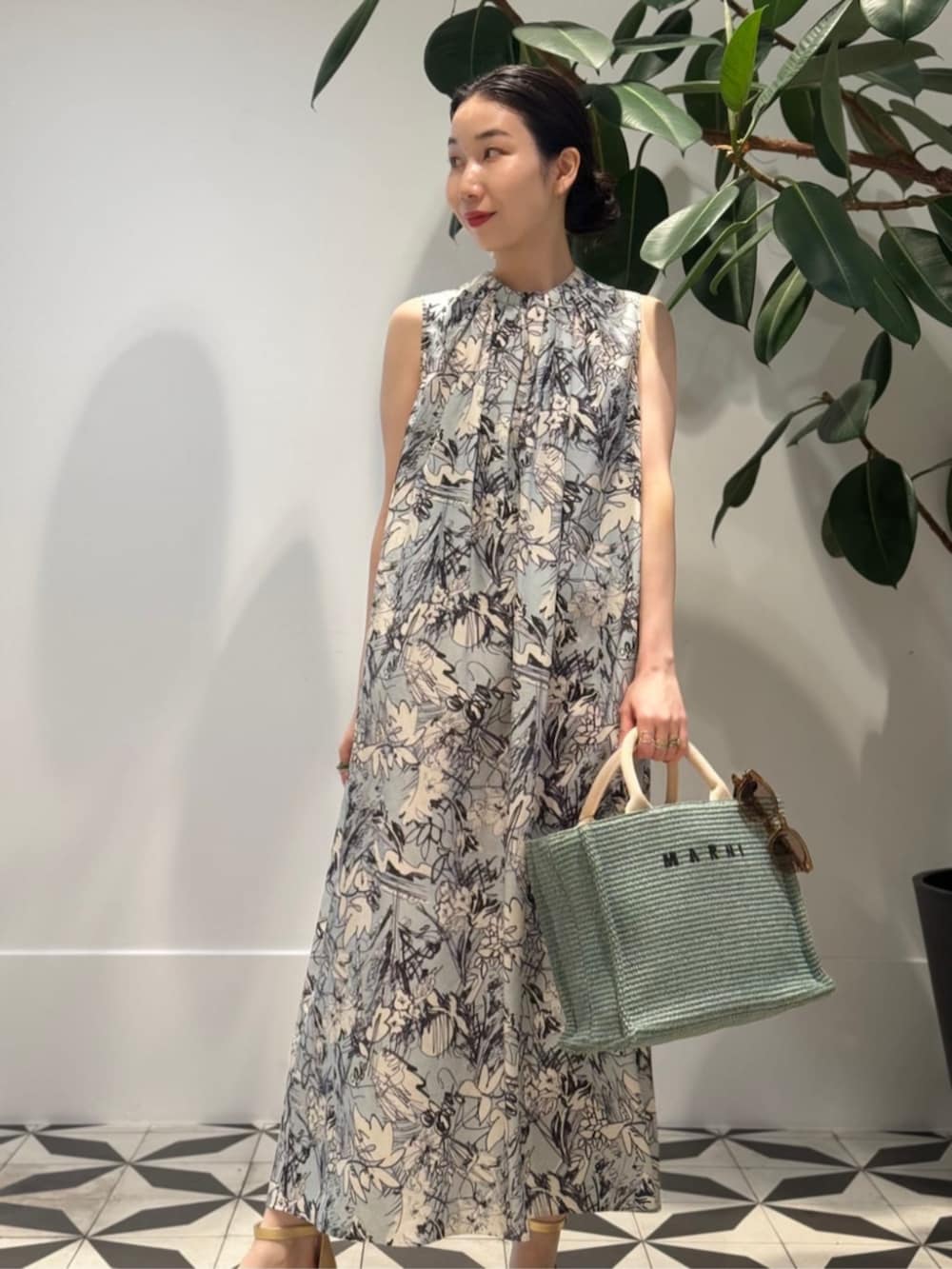 「TOMORROWLAND、TOMORROWLAND collection、トゥモローランド、MACPHEE、ballsey、EYEVAN、MARNI、ジレ、ノースリーブワンピース、柄ワンピース、大人カジュアル」｜「TOMORROWLAND のコットンジャージー キャミソール（キャミソール、ホワイト系）」を使った、Nito_TOMORROWLANDさん（レディース・158cm）の夏コーディネートの2枚目の写真