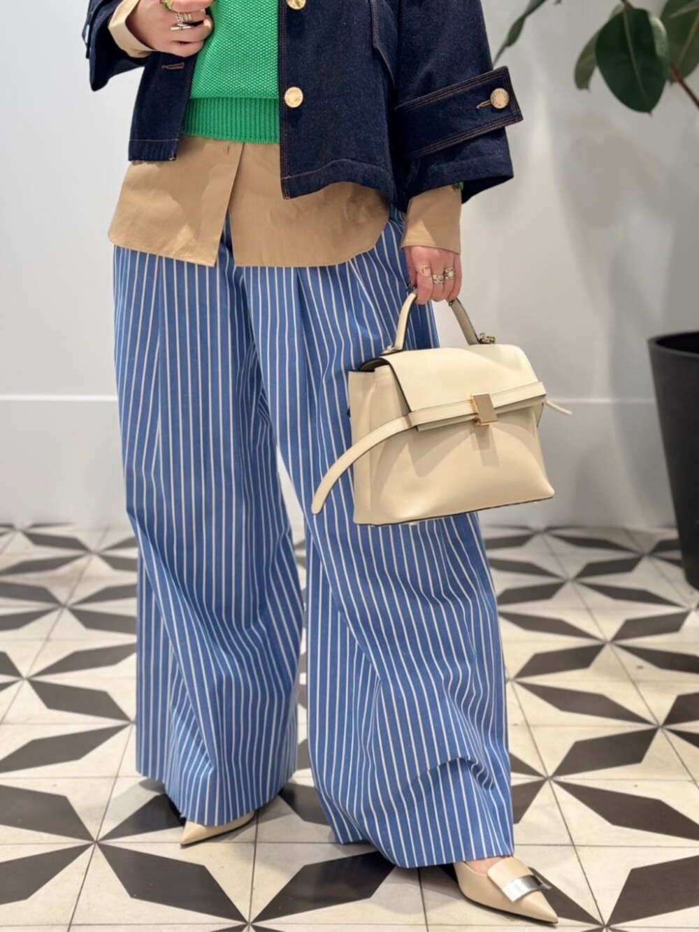 「TOMORROWLAND、トゥモローランド、MACKINTOSH、HUMBIE、別注、ballsey、BACCA、TOMORROWLAND .B、Atelier TOMORROWLAND、デニムジャケット、ブルゾン、ストライプパンツ、グリーン、ボタンダウンシャツ、ニット」｜「Mackintoshの【別注】MACKINTOSH HUMBIE DENIM ジャケット（デニムジャケット、ブルー系）」を使った、Nito_TOMORROWLANDさん（レディース・158cm）の春コーディネートの8枚目の写真