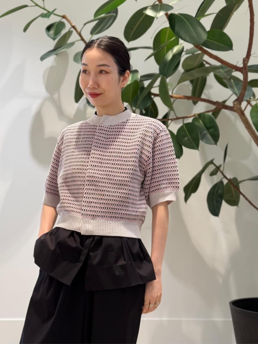 「TOMORROWLAND、TOMORROWLAND collection、トゥモローランド、ballsey、MACPHEE、MARNI、半袖ニット、カーディガン、ノースリーブブラウス、セットアップ、オフィススタイル、大人カジュアル」|「TOMORROWLAND のコットンジャージー キャミソール(キャミソール、ブラック系)」を使った、Nito_TOMORROWLANDさん(レディース・158cm)の夏コーディネートの5枚目の写真