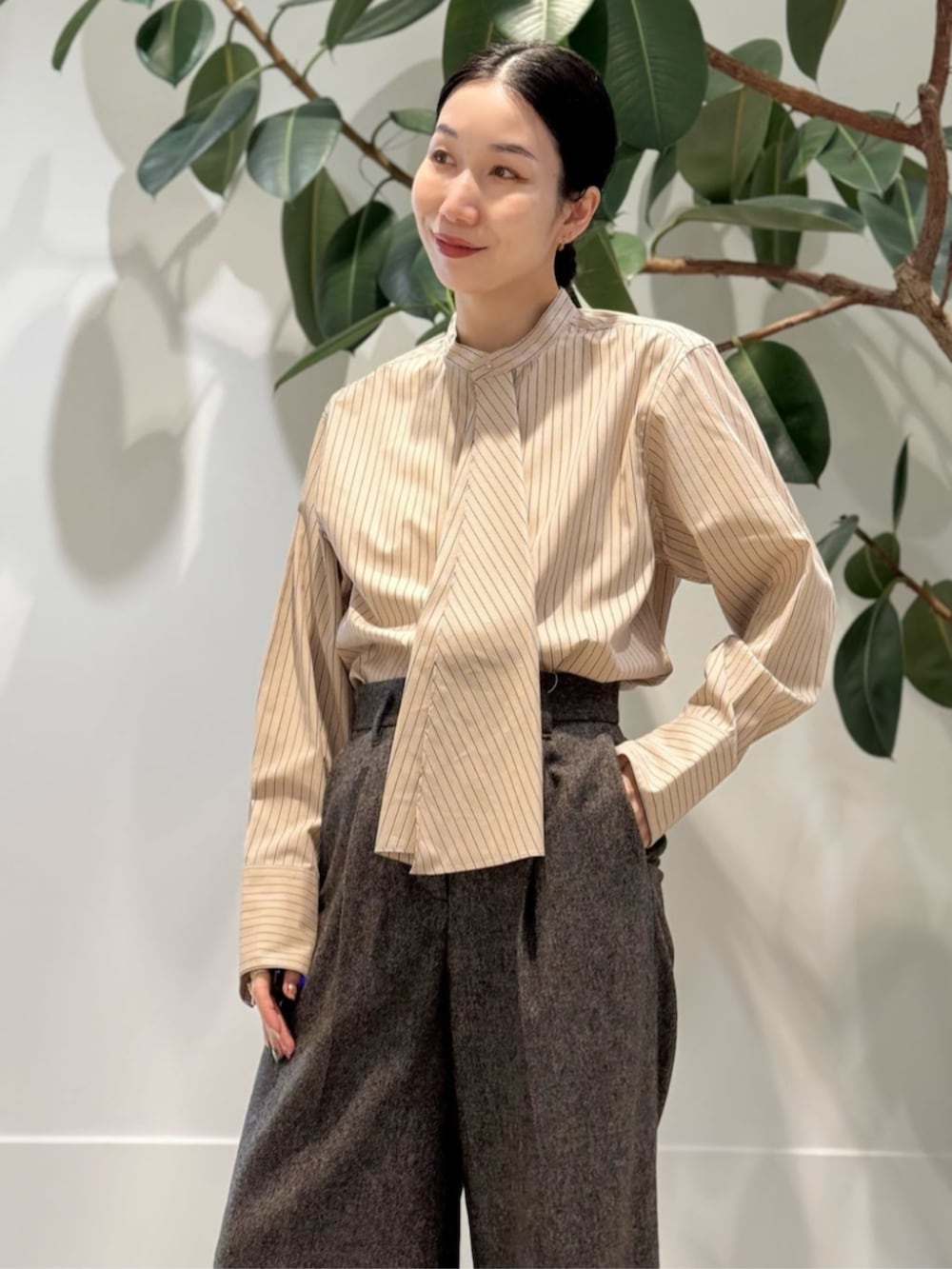 ホワイト系のカーディガン/ボレロ、ホワイト系のキャミソール、ベージュ系のシャツ/ブラウスを着用したレディースの秋コーディネートの2枚目の写真