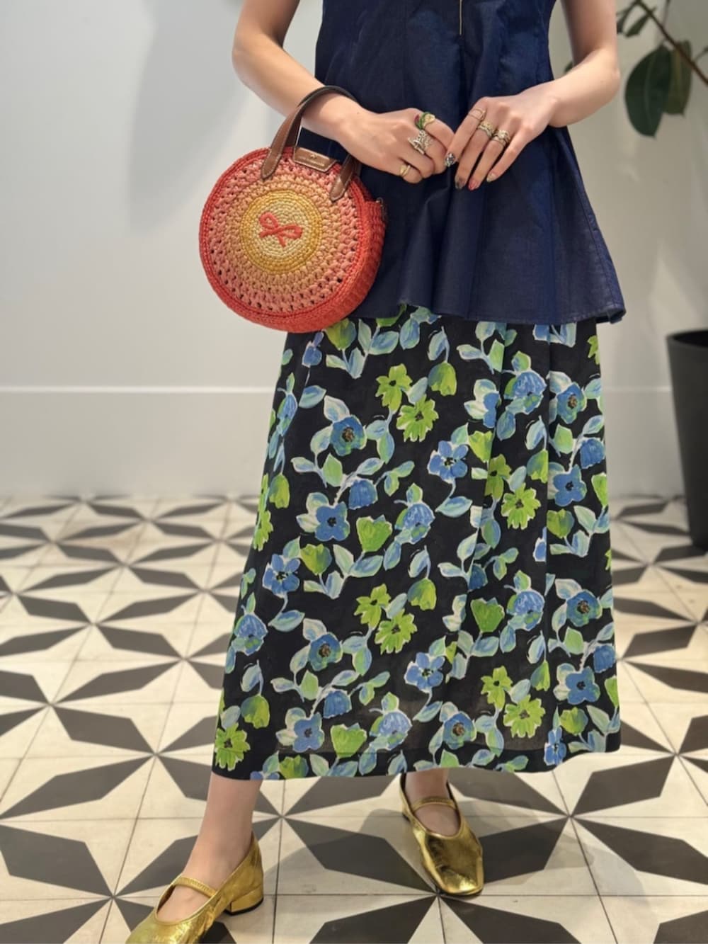 「TOMORROWLAND、トゥモローランド、TOMORROWLAND collection、ballsey、Anya Hindmarch、aeyde、柄スカート、フラワープリント、ぺプラムトップス、デニムブラウス、大人カジュアル」｜「TOMORROWLAND のコットンジャージー キャミソール（キャミソール、ブラック系）」を使った、Nito_TOMORROWLANDさん（レディース・158cm）の夏コーディネートの4枚目の写真
