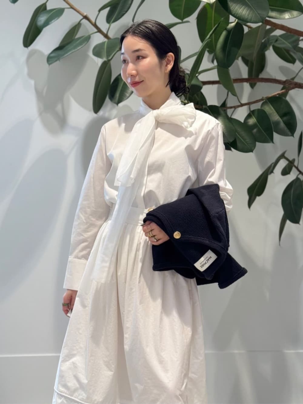 「トゥモローランド、MACPHEE、TOMORROWLAND collection、TOMORROWLAND、ballsey、CARBOTTI、FRANCESCO RUSSO、ニットジャケット、金ボタン、タフタスカート、マキシスカート、ボウタイブラウス、ボウタイシャツ」｜「TOMORROWLAND のセルロースジャージー キャミソール（キャミソール、ホワイト系）」を使った、Nito_TOMORROWLANDさん（レディース・158cm）の春コーディネートの3枚目の写真