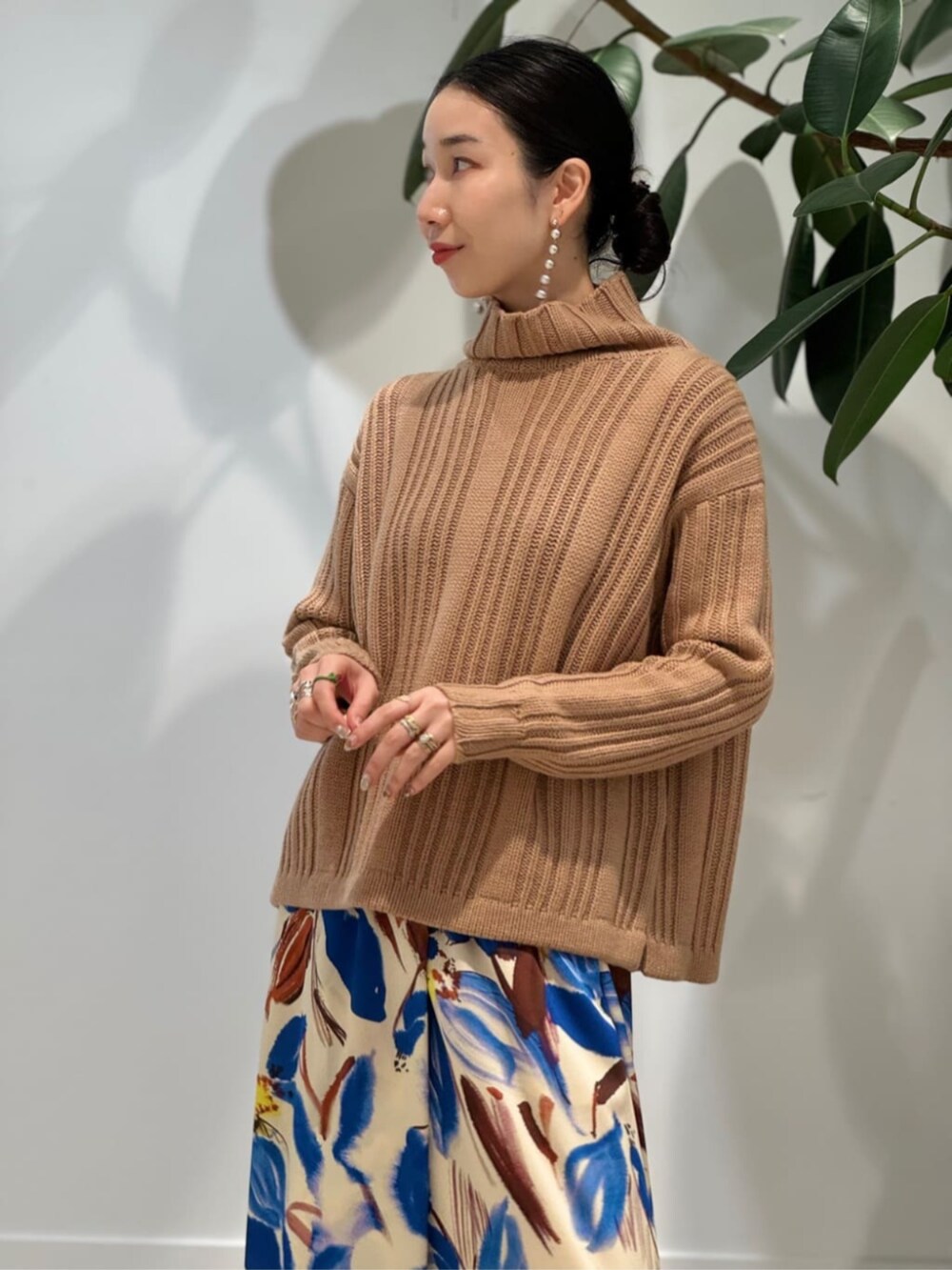 「TOMORROWLAND、トゥモローランド、MACPHEE、ballsey、WANDLER、pellico、Max Mara、LIE STUDIO、ピーコート、Pコート、ショートコート、キャメル、柄スカート」｜「TOMORROWLAND のLIE STUDIO ボールチェーンピアス（ピアス（両耳用）、シルバー系）」を使った、Nito_TOMORROWLANDさん（レディース・158cm）の冬コーディネートの5枚目の写真