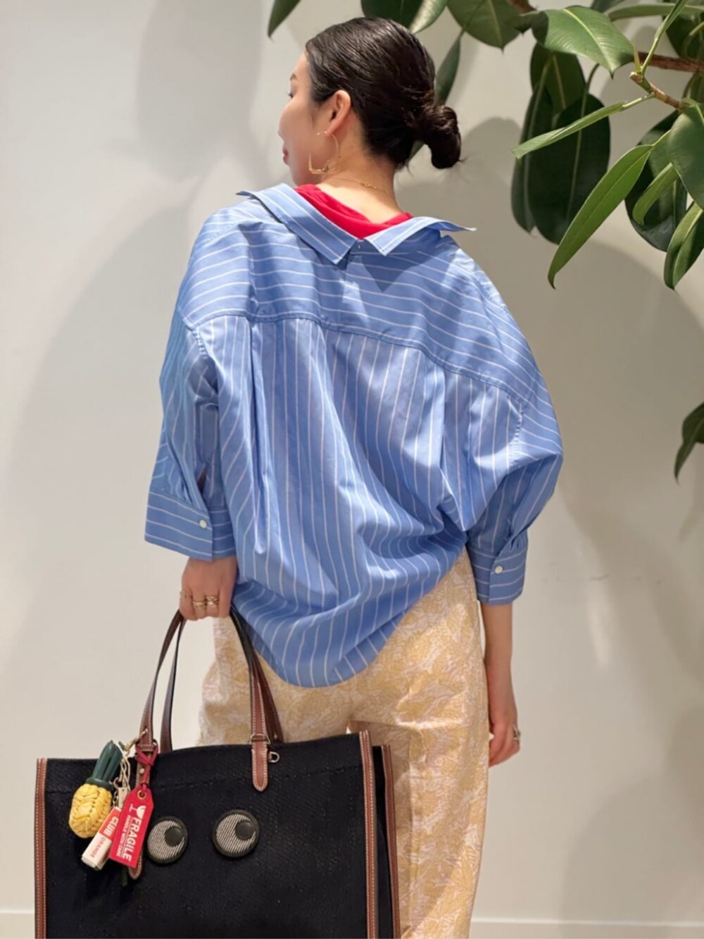 「TOMORROWLAND、トゥモローランド、BACCA、MACPHEE、Anya Hindmarch、Gianvito Rossi、レッド、シアートップス、ドルマンシャツ、ジャカードパンツ、大人カジュアル」｜「BACCAのテンセルシルク ベーシックTシャツ（Tシャツ/カットソー、レッド系）」を使った、Nito_TOMORROWLANDさん（レディース・158cm）の春コーディネートの4枚目の写真