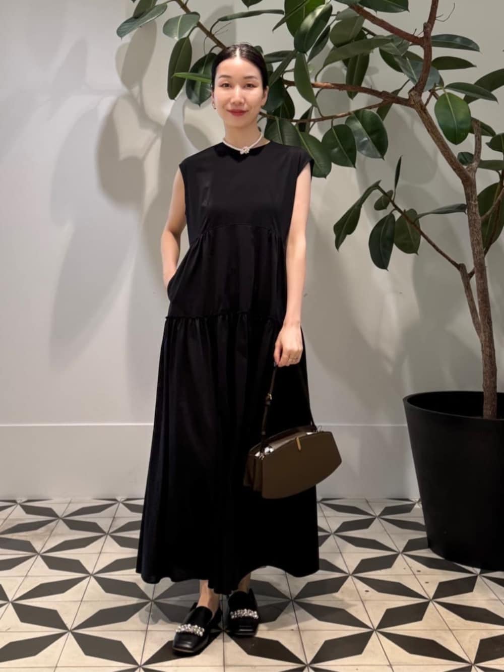 ブラック系のキャミソール、ブラック系のノーカラージャケット、ブラック系のワンピースを着用したレディースの夏コーディネートの2枚目の写真