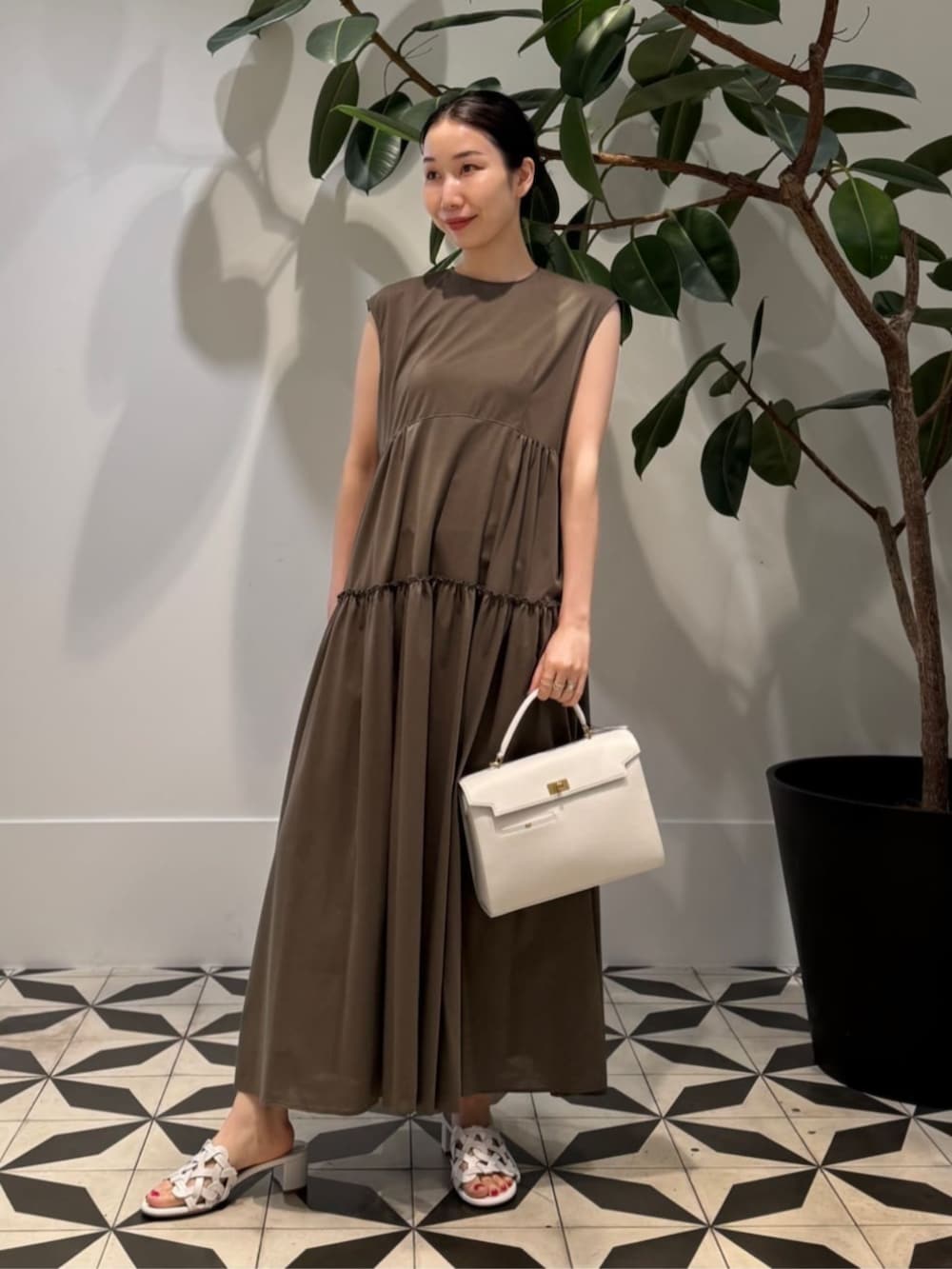 「TOMORROWLAND、トゥモローランド、ballsey、MACPHEE、BACCA、Anya Hindmarch、ノースリーブワンピース、ティアードワンピース、エンブロイダリー、エンブロイダリーブラウス、大人カジュアル、レイヤードスタイル」｜「BACCAのinner piece ベロアジャージー カップインキャミソール（キャミソール、ホワイト系）」を使った、Nito_TOMORROWLANDさん（レディース・158cm）の夏コーディネートの2枚目の写真