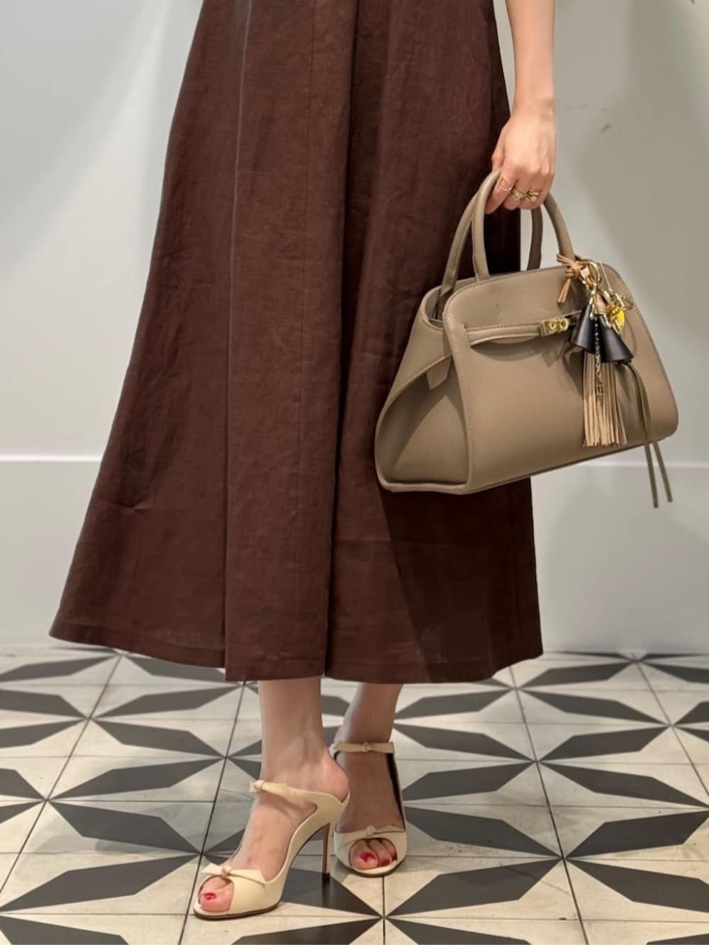 「TOMORROWLAND、トゥモローランド、ballsey、TOMORROWLAND collection、Atelier TOMORROWLAND、カーディガン、ノースリーブワンピース、ブラウン、キーネックワンピース、ワンピース」｜「TOMORROWLAND のコットンジャージー キャミソール（キャミソール、ホワイト系）」を使った、Nito_TOMORROWLANDさん（レディース・158cm）の夏コーディネートの6枚目の写真