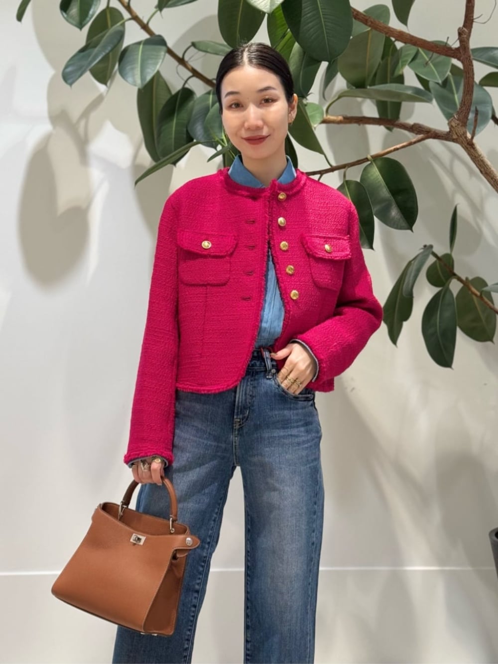 ホワイト系のキャミソール、ブルー系のデニムパンツ、レッド系のノーカラージャケットを着用したレディースの秋コーディネートの3枚目の写真