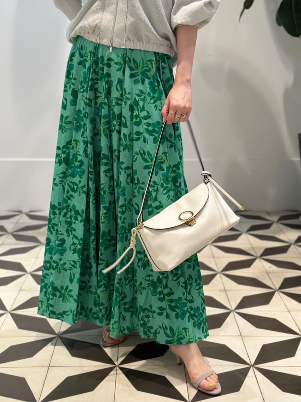 「TOMORROWLAND、トゥモローランド、MACPHEE、ballsey、MARIHA、Atelier TOMORROWLAND、NEBULONIE、カーディガン、グリーン、柄スカート、ジップアップカーディガン、スクエアネック、別注」|「TOMORROWLAND のAtelier TOMORROWLAND BOLO クラッチショルダーバッグ(ショルダーバッグ、ホワイト系)」を使った、Nito_TOMORROWLANDさん(レディース・158cm)の夏コーディネートの4枚目の写真