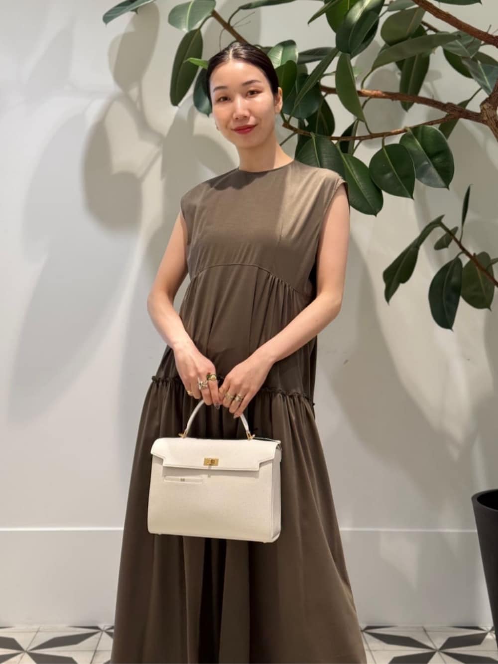 「TOMORROWLAND、トゥモローランド、ballsey、MACPHEE、BACCA、Anya Hindmarch、ノースリーブワンピース、ティアードワンピース、エンブロイダリー、エンブロイダリーブラウス、大人カジュアル、レイヤードスタイル」｜「BACCAのinner piece ベロアジャージー カップインキャミソール（キャミソール、ホワイト系）」を使った、Nito_TOMORROWLANDさん（レディース・158cm）の夏コーディネートの4枚目の写真