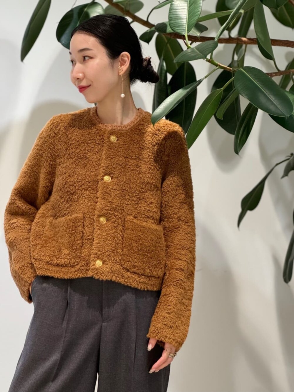 「TOMORROWLAND、トゥモローランド、MACKINTOSH、HUMBIE、別注、MACPHEE、NEBULONIE、soeur、ステンカラーコート、ムートンニット、金ボタン、タックパンツ」｜「soeurのSoeur WINO ショルダーバッグ（ショルダーバッグ、ブラック系）」を使った、Nito_TOMORROWLANDさん（レディース・158cm）の秋コーディネートの3枚目の写真