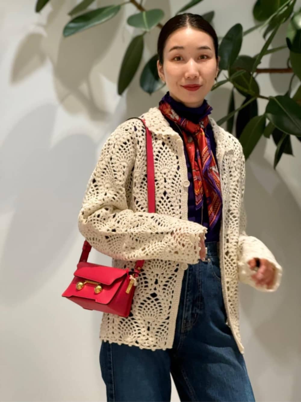 「TOMORROWLAND、トゥモローランド、ballsey、MACPHEE、manipuri、MARNI、NEBULONIE、ハンドニット、クロシェ、クロシェニット、カーディガン、パープル、デニム」｜「NEBULONI EのNEBULONI E. スリングバックシューズ（パンプス、ブルー系）」を使った、Nito_TOMORROWLANDさん（レディース・158cm）の秋コーディネートの2枚目の写真