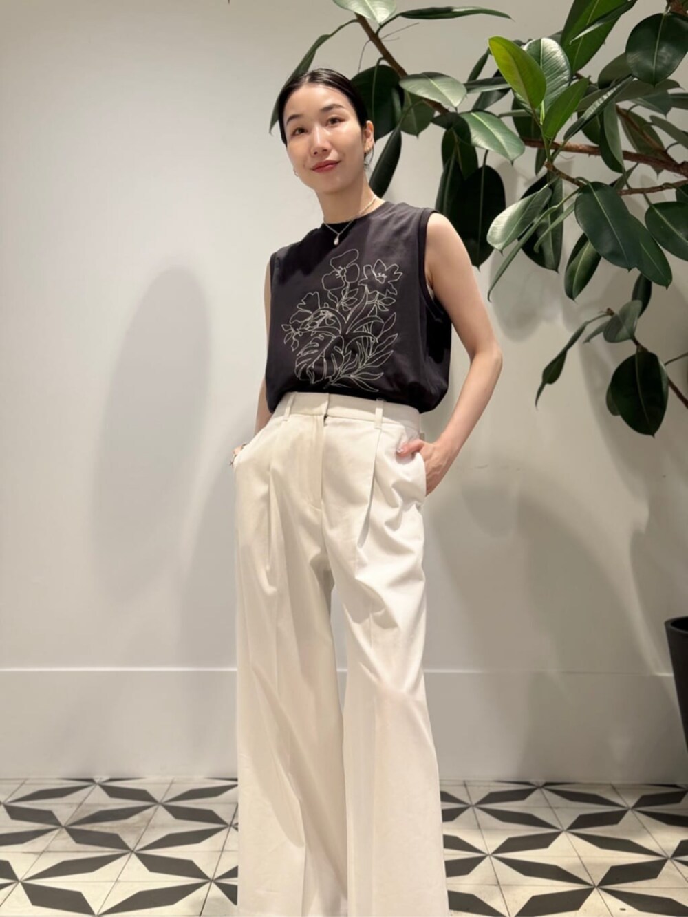 「TOMORROWLAND、トゥモローランド、BACCA、MACPHEE、TOMORROWLAND collection、ballsey、MARNI、PALOMA BARCELO、エンブロイダリー、ボタニカル柄、タンクトップ、ワイドパンツ、オールホワイト、ワントーンコーデ、モノトーン」｜「TOMORROWLAND のコットンジャージー キャミソール（キャミソール、ブラック系）」を使った、Nito_TOMORROWLANDさん（レディース・158cm）の夏コーディネートの2枚目の写真