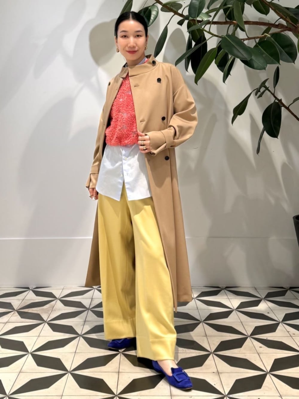 「TOMORROWLAND、トゥモローランド、TOMORROWLAND collection、ballsey、SEBLINE、LIE STUDIO、スタンドカラーコート、トレンチコート、チュールトップス、エンブロイダリー、イエロー、ピンク、レイヤードスタイル」｜「TOMORROWLAND collectionのカバートクロス スタンドカラーコート（トレンチコート、ベージュ系）」を使った、Nito_TOMORROWLANDさん（レディース・158cm）の冬コーディネートの2枚目の写真