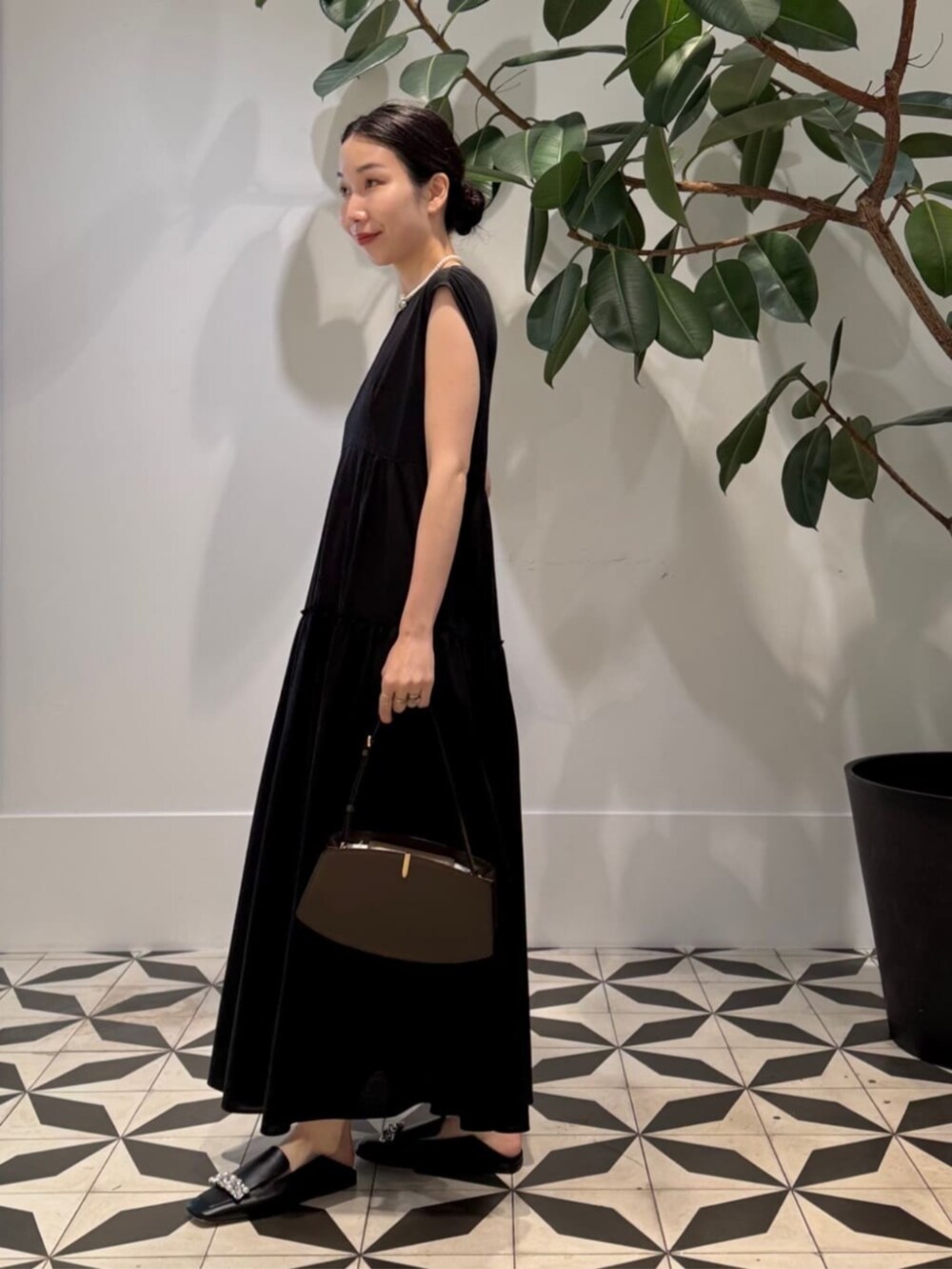 ブラック系のキャミソール、ブラック系のノーカラージャケット、ブラック系のワンピースを着用したレディースの夏コーディネートの5枚目の写真