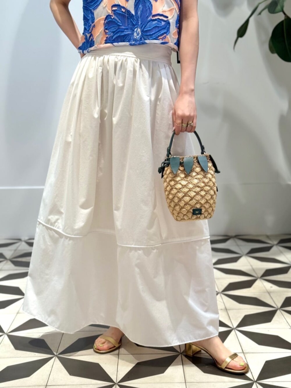 「TOMORROWLAND、TOMORROWLAND collection、トゥモローランド、ballsey、MACPHEE、ELIOU、Anya Hindmarch、ジャカードベスト、ジャカード、フラワーモチーフ、フロンタブル、２ＷＡＹ、タフタスカート、マキシスカート」｜「MACPHEEのクリスピータフタ ギャザーマキシスカート（スカート、ホワイト系）」を使った、Nito_TOMORROWLANDさん（レディース・158cm）の夏コーディネートの4枚目の写真