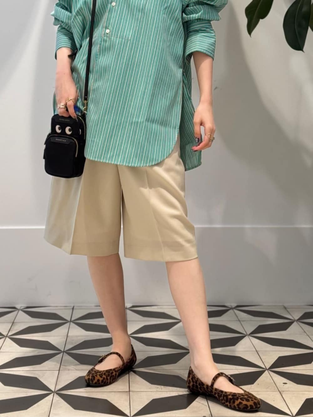 「TOMORROWLAND、トゥモローランド、MACPHEE、ballsey、La Maison de lyllis、r.alagan、MARIHA、LIE STUDIO、ストライプシャツ、グリーン、ハーフパンツ、大人カジュアル」|「TOMORROWLAND のコットンジャージー キャミソール(キャミソール、ホワイト系)」を使った、Nito_TOMORROWLANDさん(レディース・158cm)の夏コーディネートの3枚目の写真