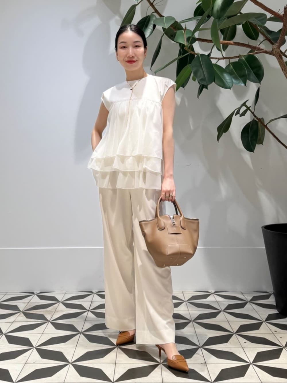 「TOMORROWLAND、TOMORROWLAND collection、トゥモローランド、ballsey、TOD'S、FRANCESCO RUSSO、ダブルジャケット、ティアードブラウス、イージーパンツ、ワイドパンツ、ワントーンコーデ、大人カジュアル」｜「TOMORROWLAND のコットンジャージー キャミソール（キャミソール、ホワイト系）」を使った、Nito_TOMORROWLANDさん（レディース・158cm）の春コーディネートの2枚目の写真